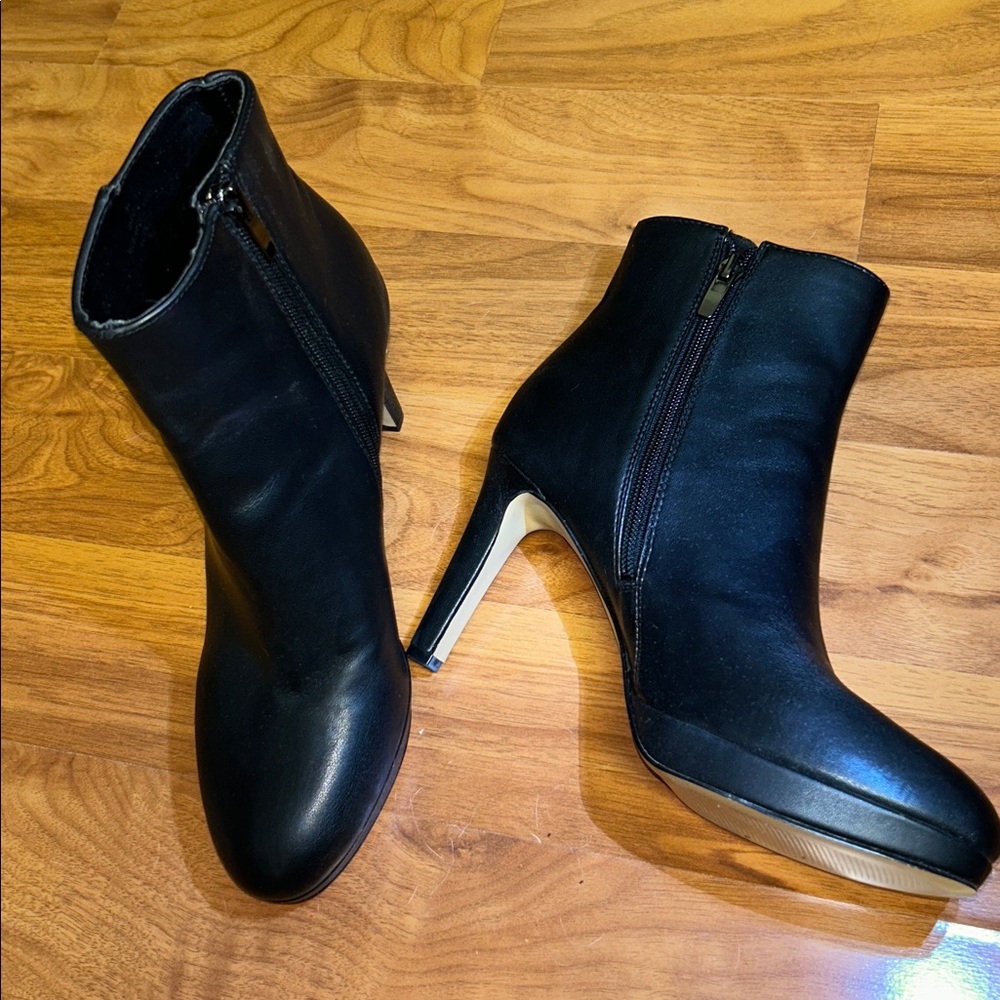 NWOT Nine West Kiana Sleek Black Ankle Booties
